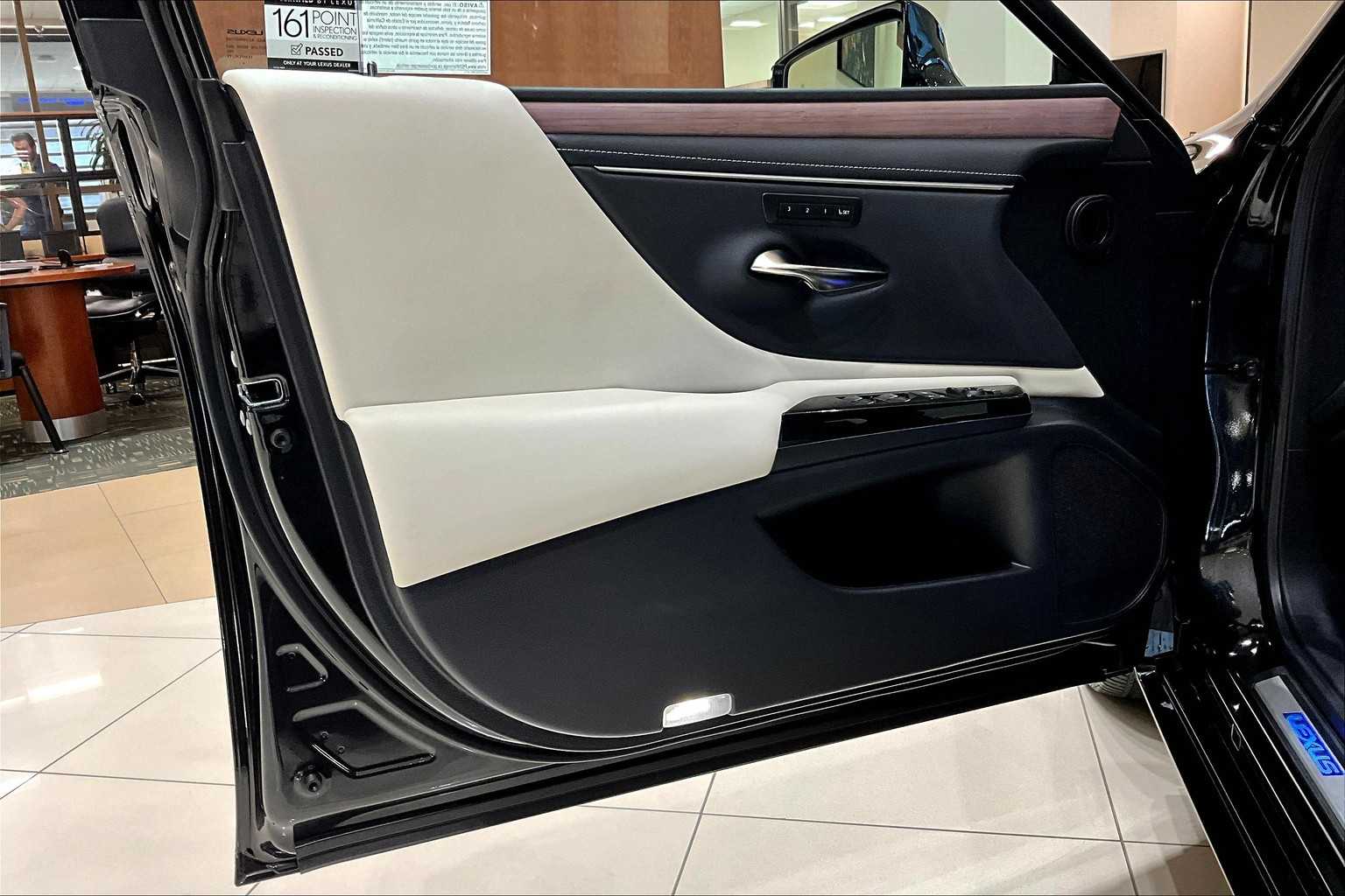 2025 Lexus ES 300h photo 19
