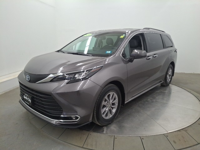 2024 Toyota Sienna XLE photo 3