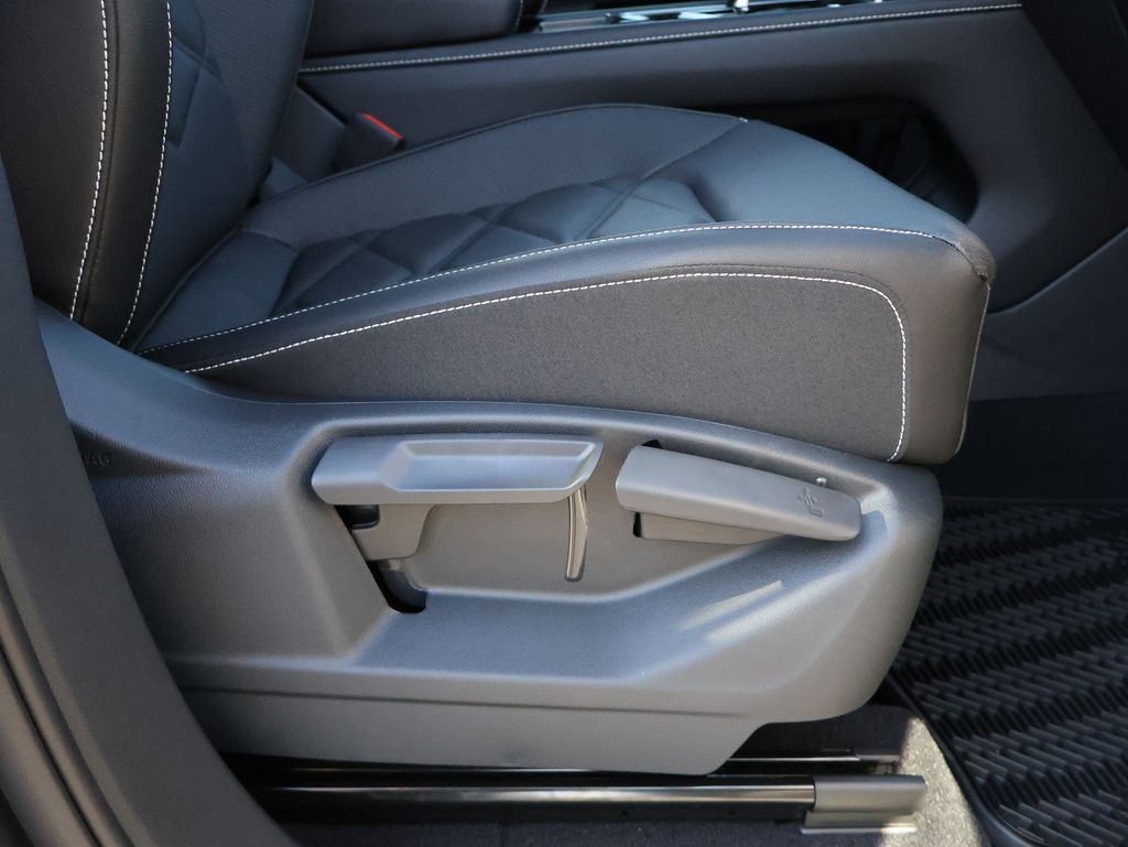 2025 Volkswagen Atlas SE Technology photo 13