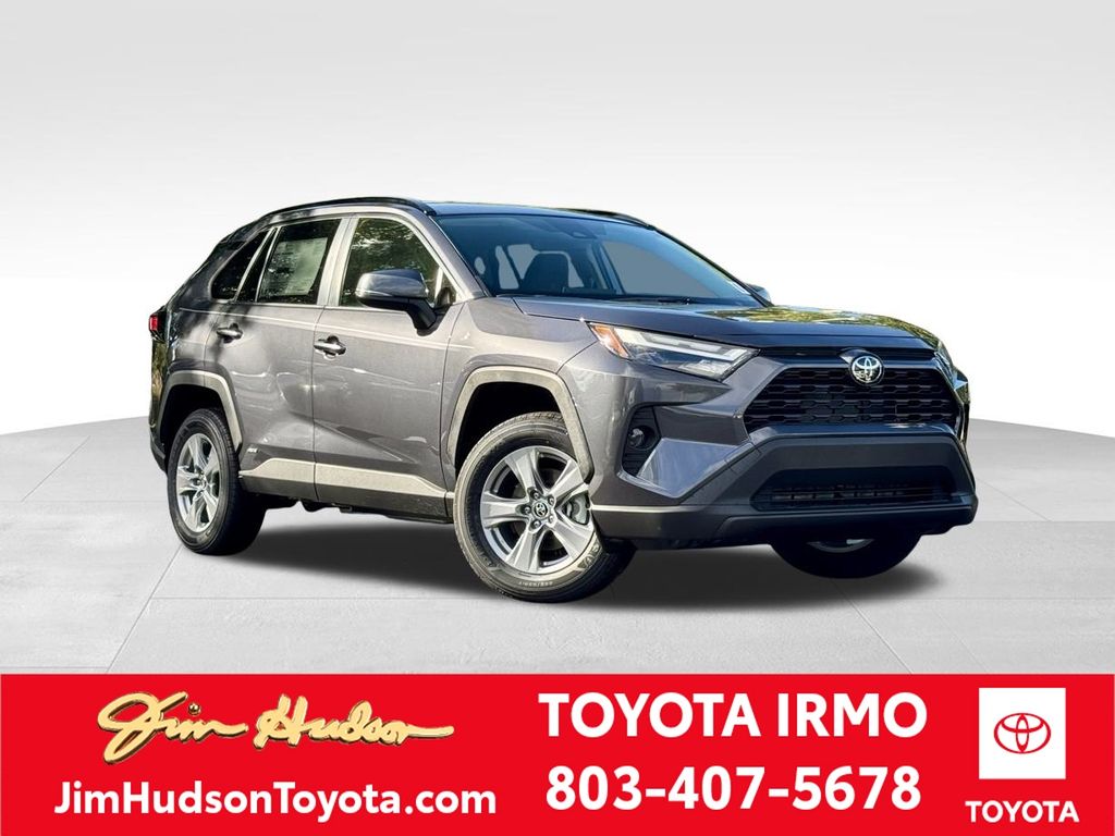 2025 Toyota RAV4 XLE's photo