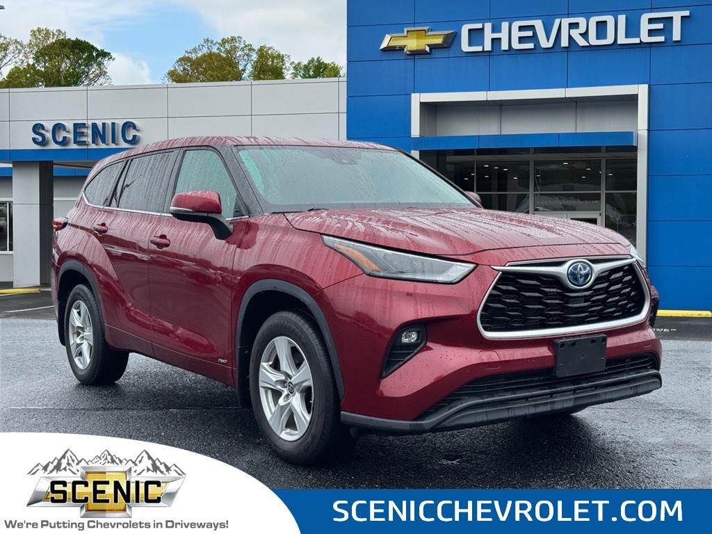 2022 Toyota Highlander LE's photo