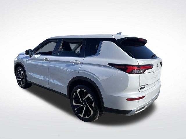 2023 Mitsubishi Outlander SE photo 3