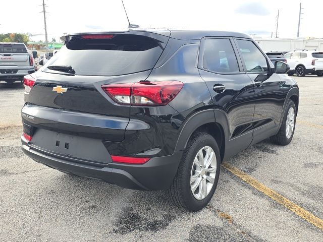 2023 Chevrolet Trailblazer LS photo 2