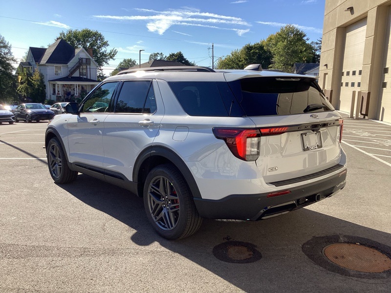 2026 Ford Explorer ST-Line photo 4