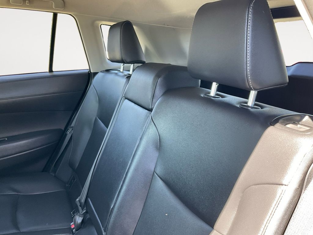 2022 Toyota Corolla Cross XLE photo 24