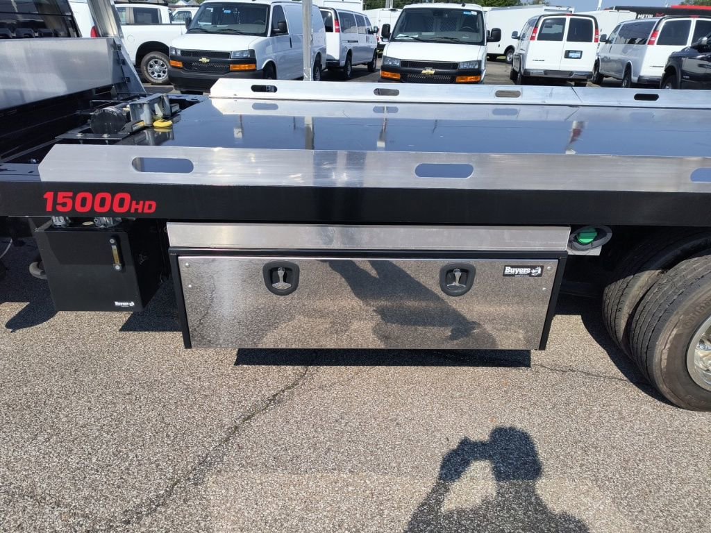 2023 Chevrolet Silverado 6500HD Work Truck photo 3