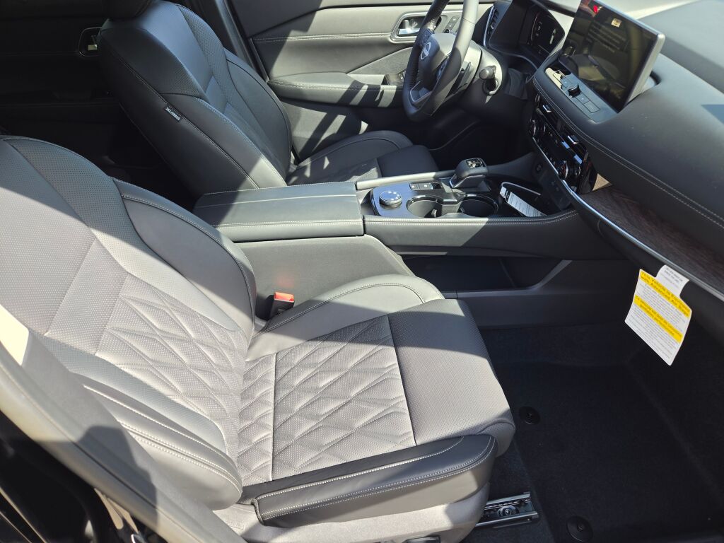 2026 Nissan Rogue Platinum photo 2