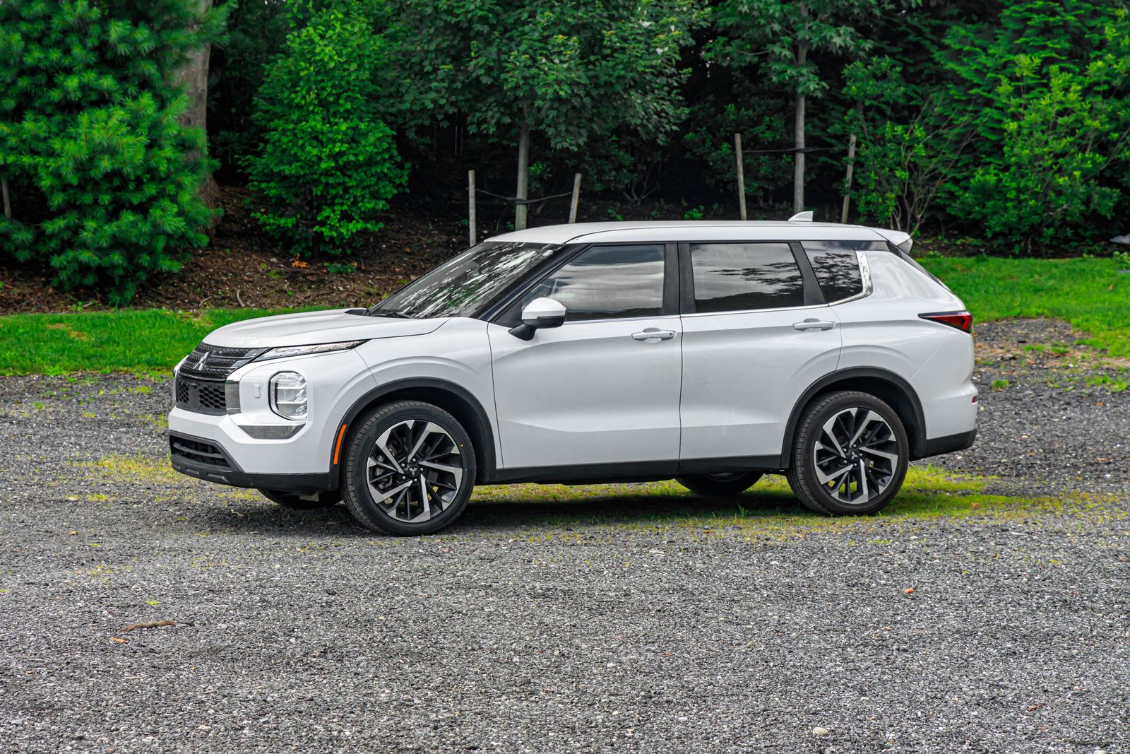 2022 Mitsubishi Outlander ES photo 3