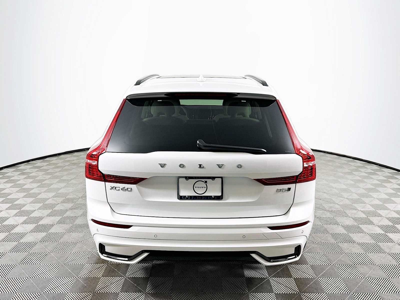 2025 Volvo XC60 B5 Core photo 5