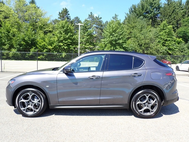 2025 Alfa Romeo Stelvio Sprint Base photo 2