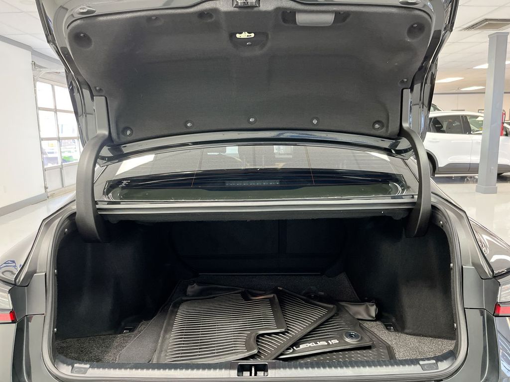 2022 Lexus IS 300 photo 3