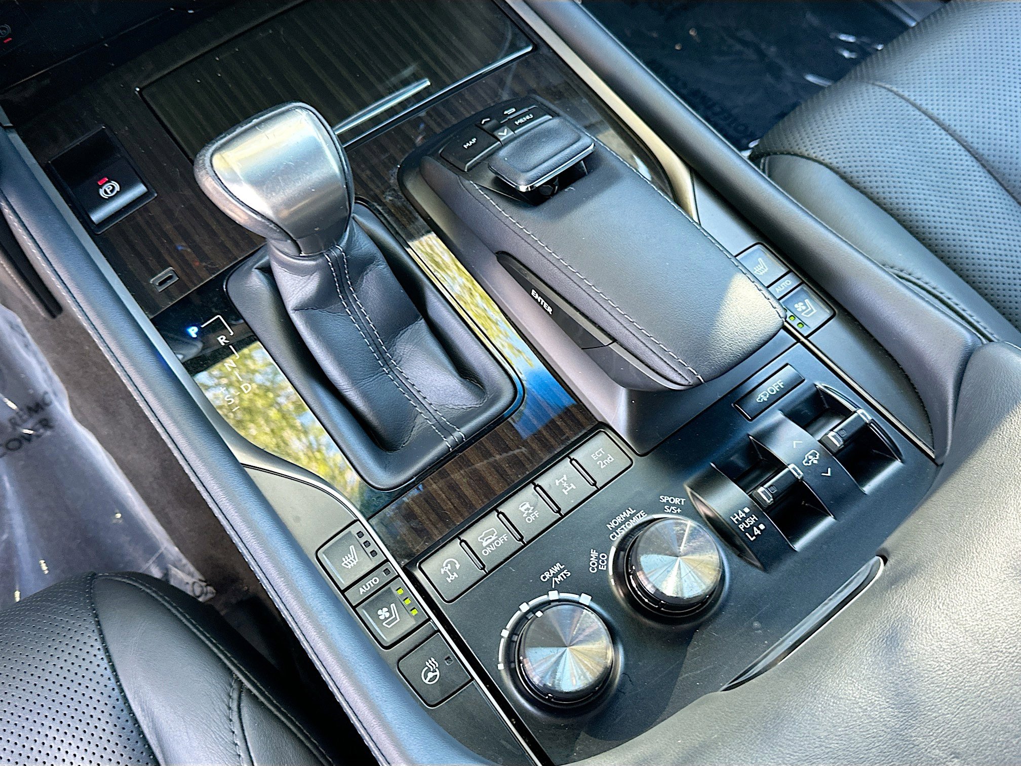 2020 Lexus LX 570 photo 17