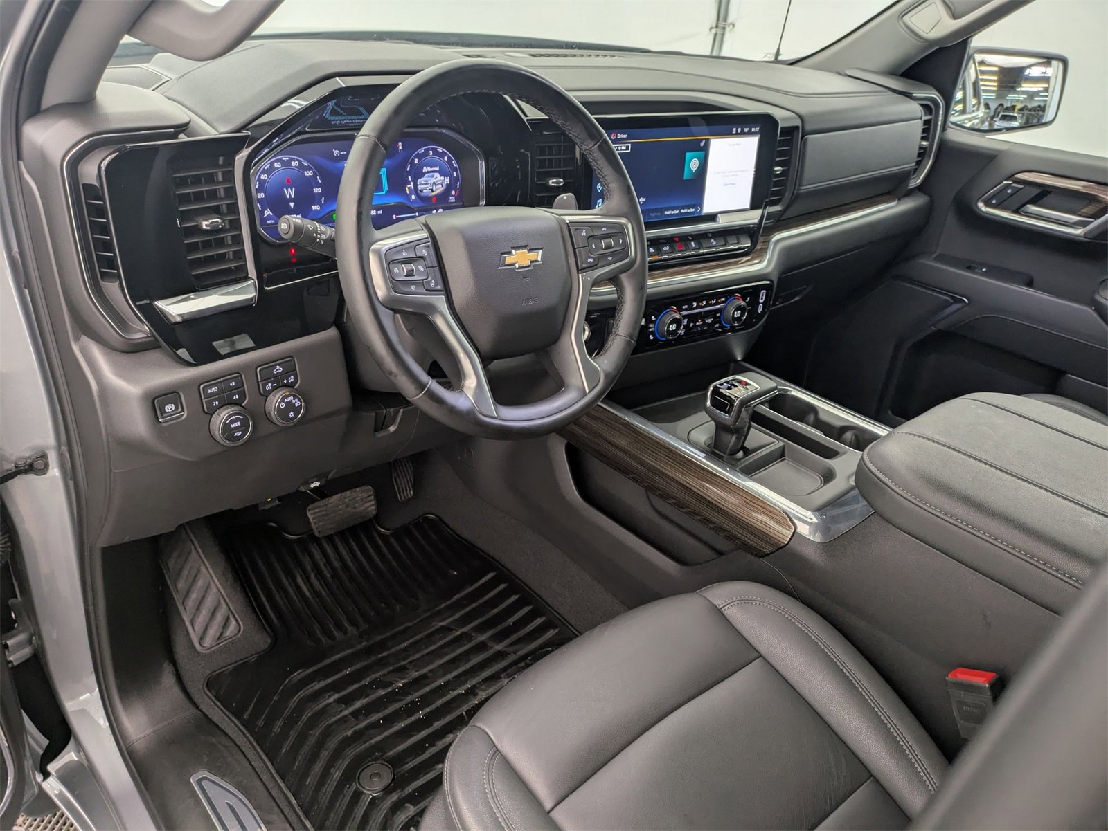 2025 Chevrolet Silverado 1500 LT photo 2
