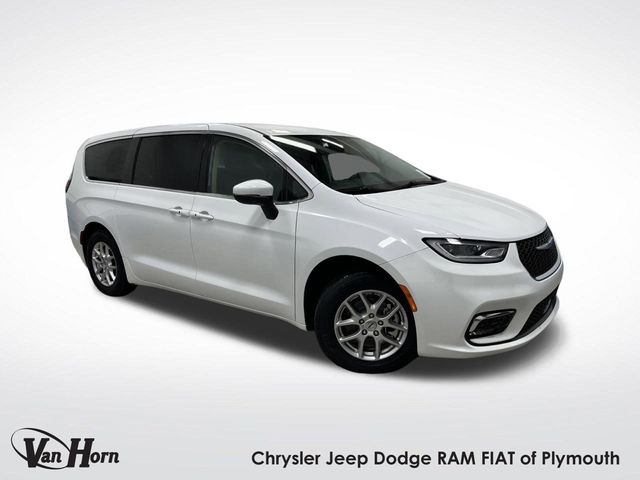 2023 Chrysler Pacifica Touring L's photo