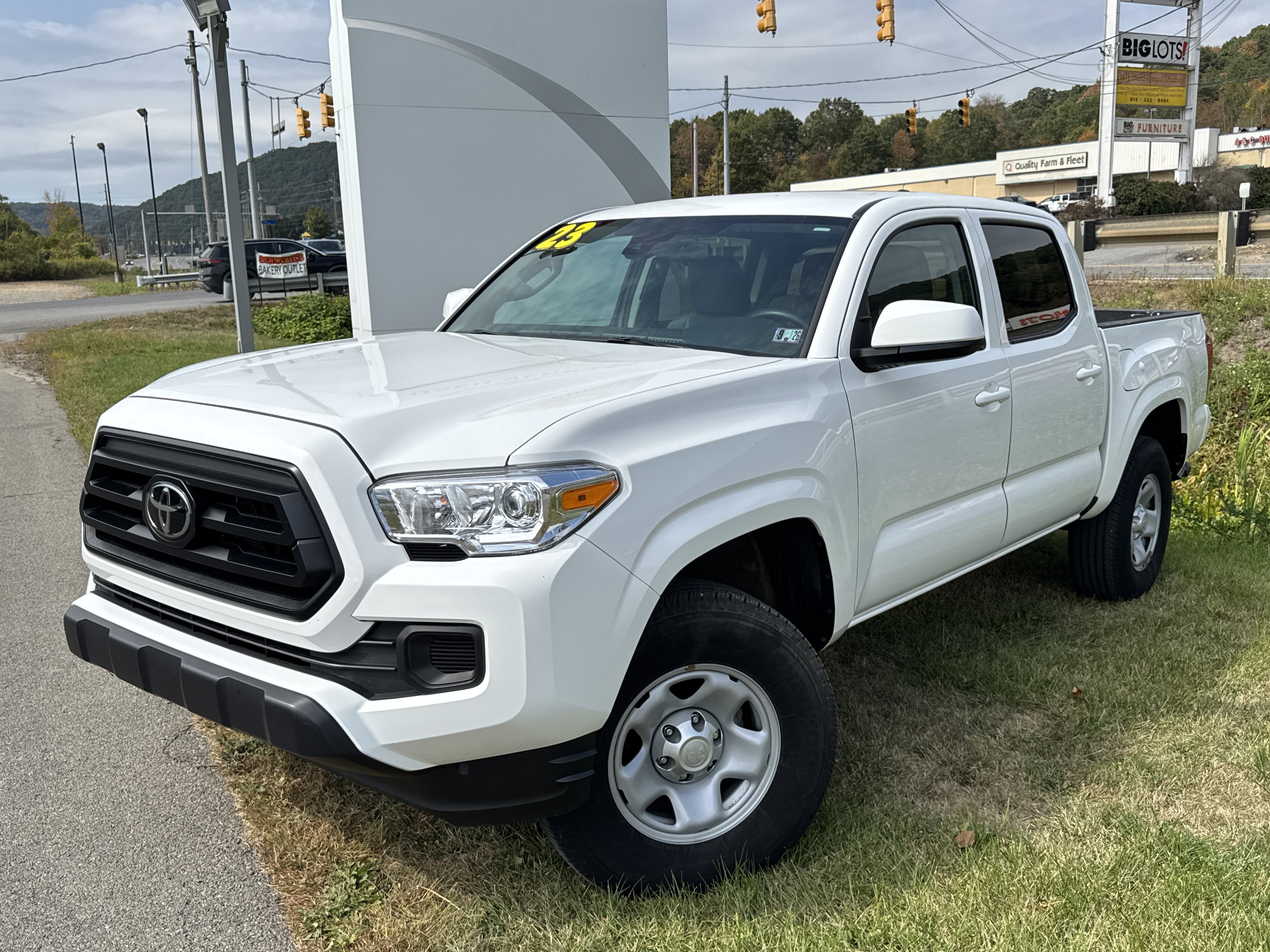 2023 Toyota Tacoma SR's photo