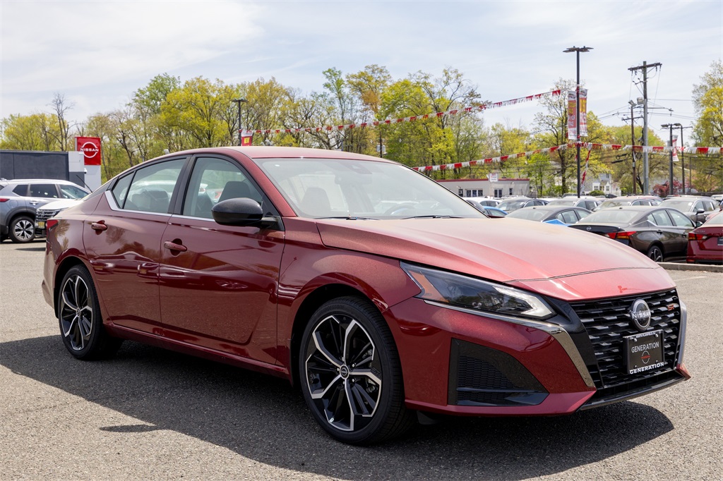 2025 Nissan Altima SR photo 3