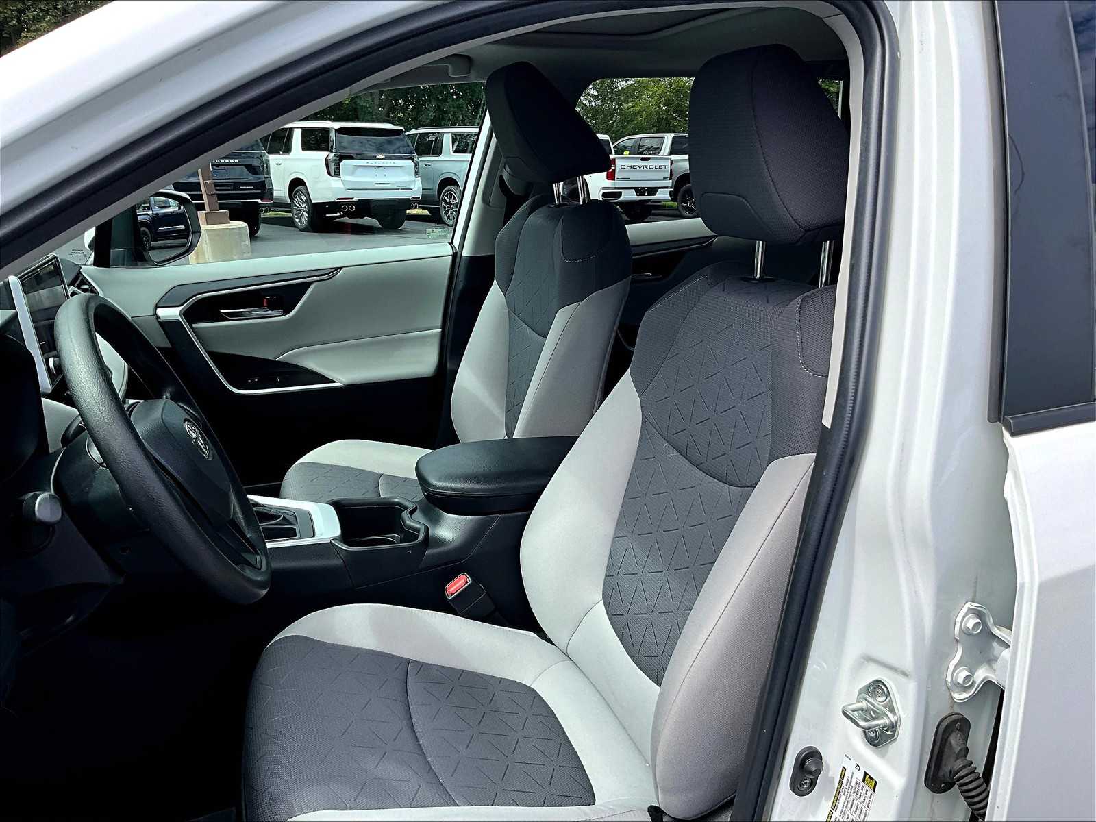 2023 Toyota RAV4 XLE photo 10