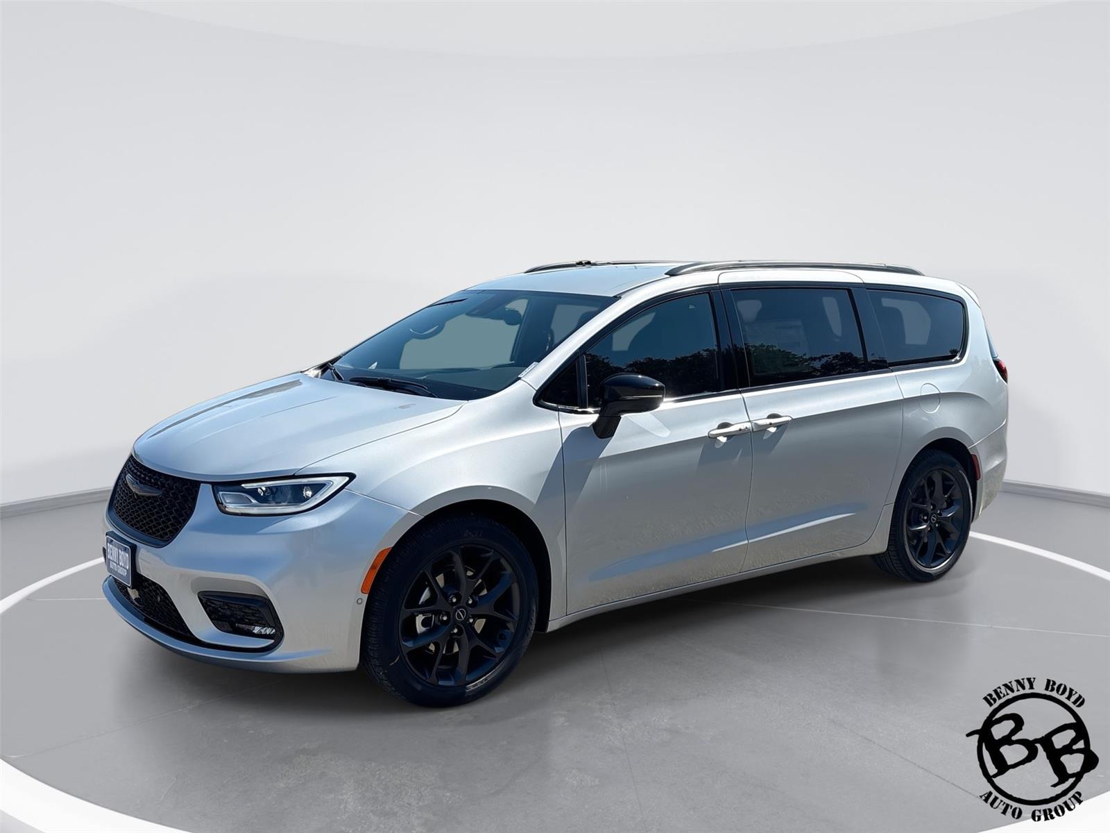 2026 Chrysler Pacifica Select's photo