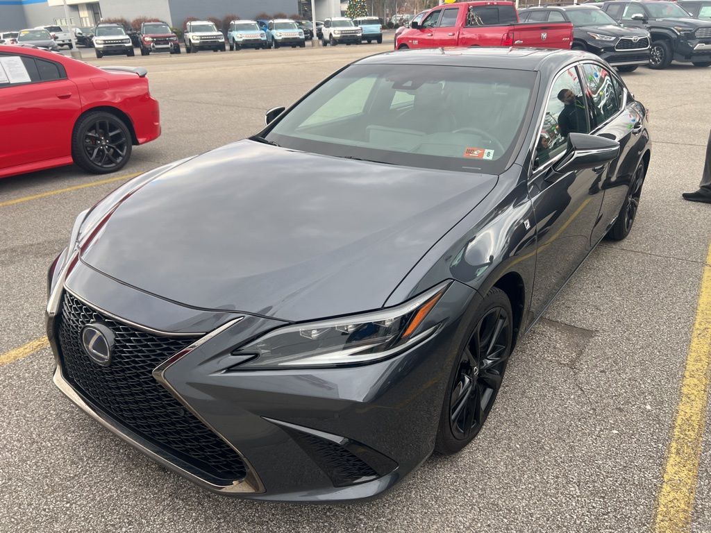 2022 Lexus ES Hybrid 300h F SPORT's photo