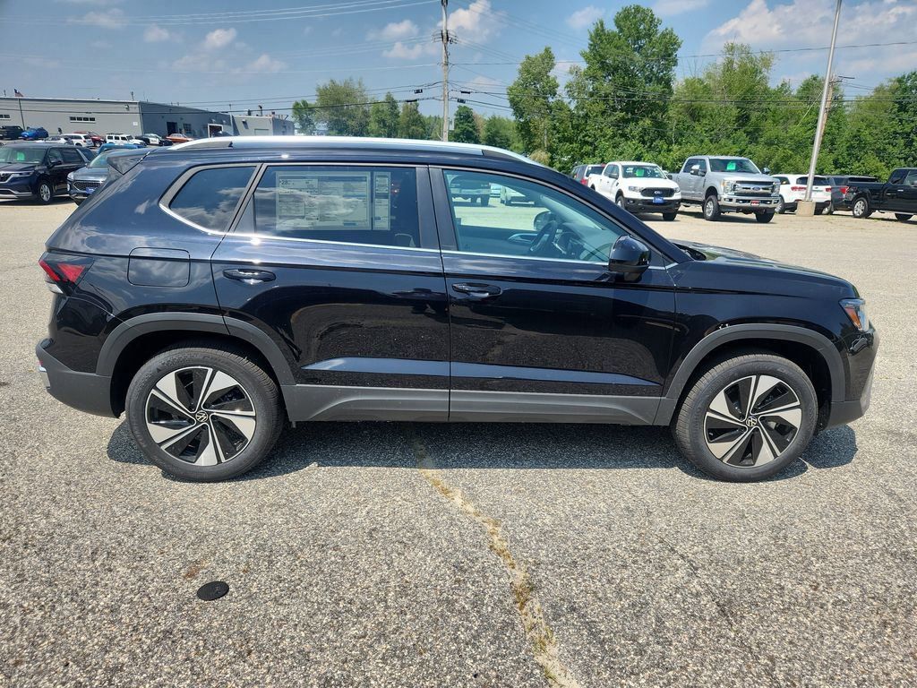 2025 Volkswagen Taos SE photo 6
