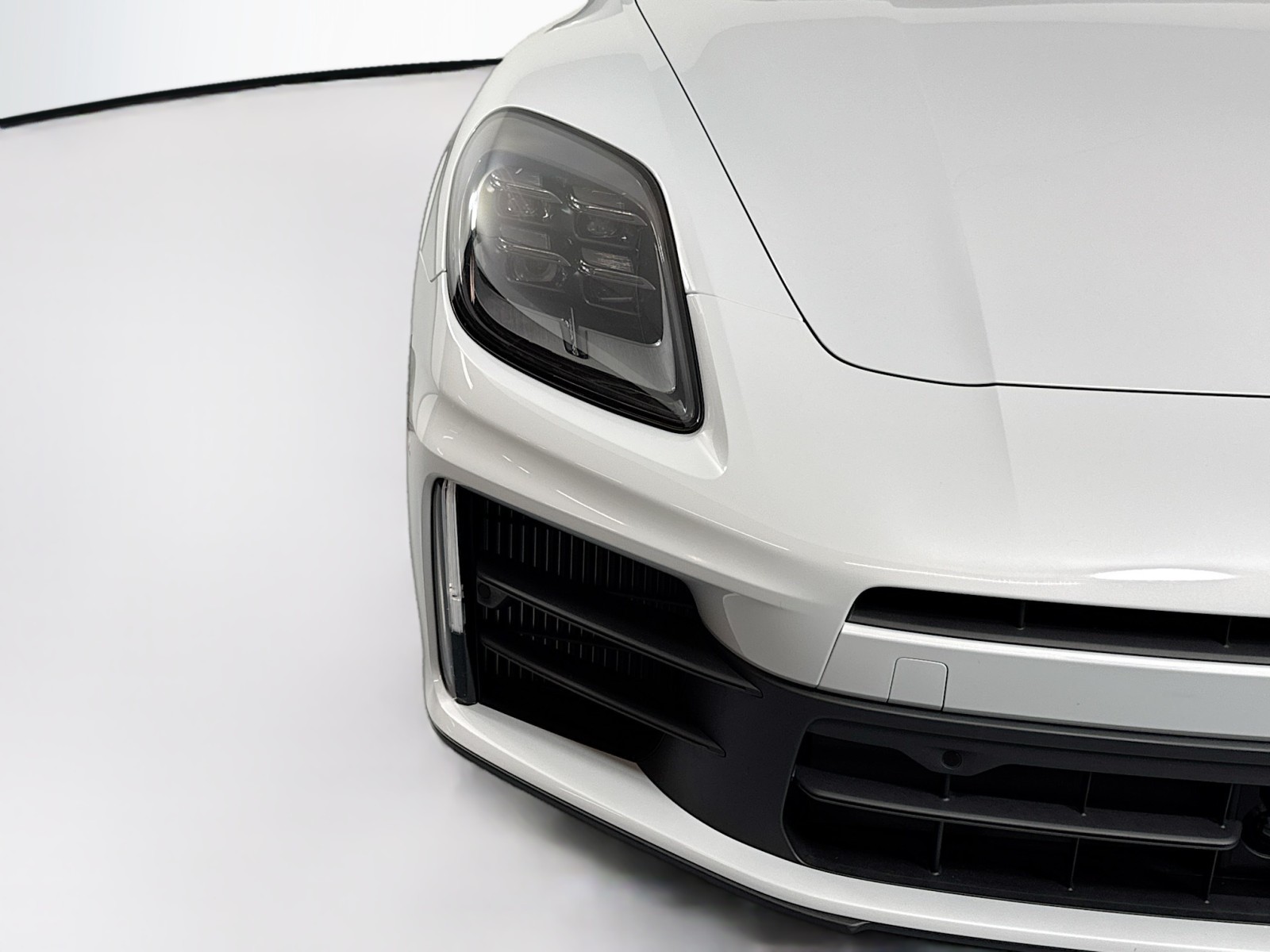 2025 Porsche Panamera 4 photo 25