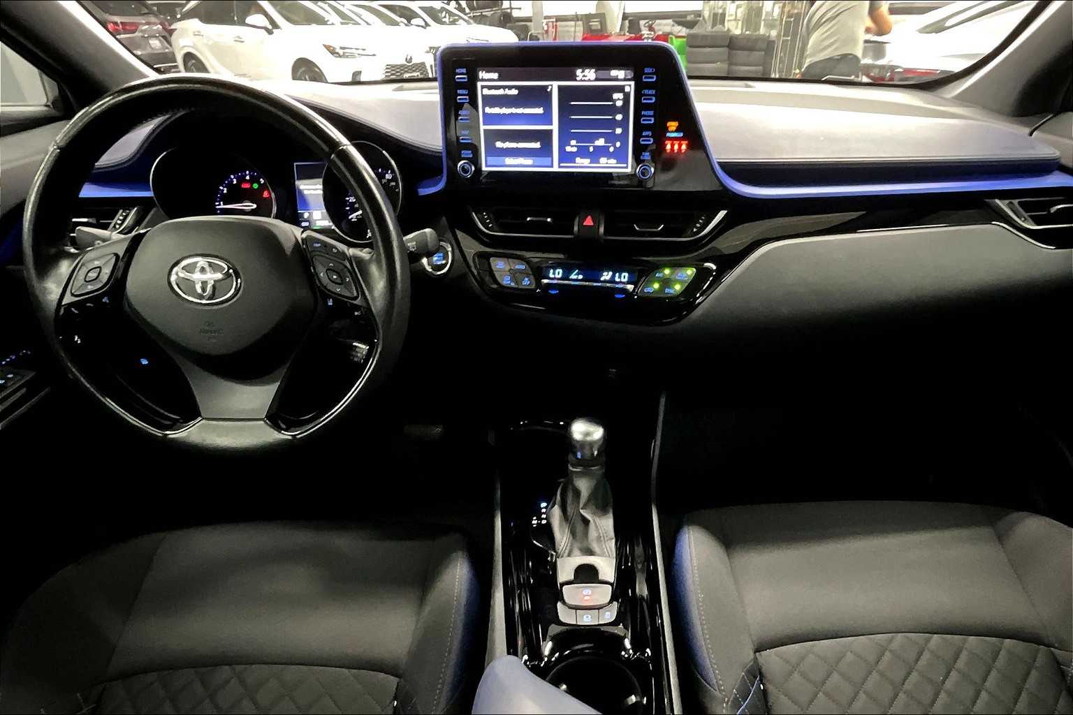 2022 Toyota C-HR XLE photo 15