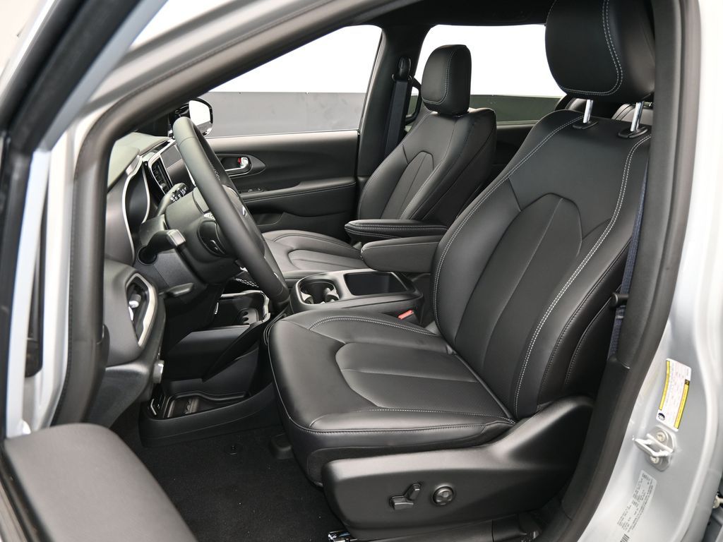 2026 Chrysler Voyager LX photo 4