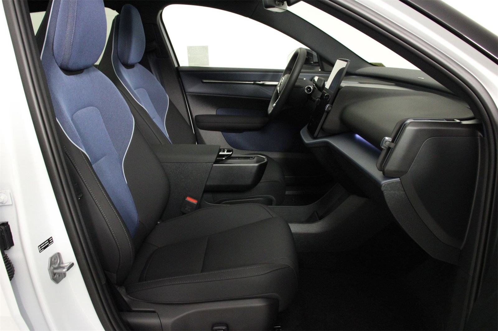 2025 Volvo EX30 Plus photo 8