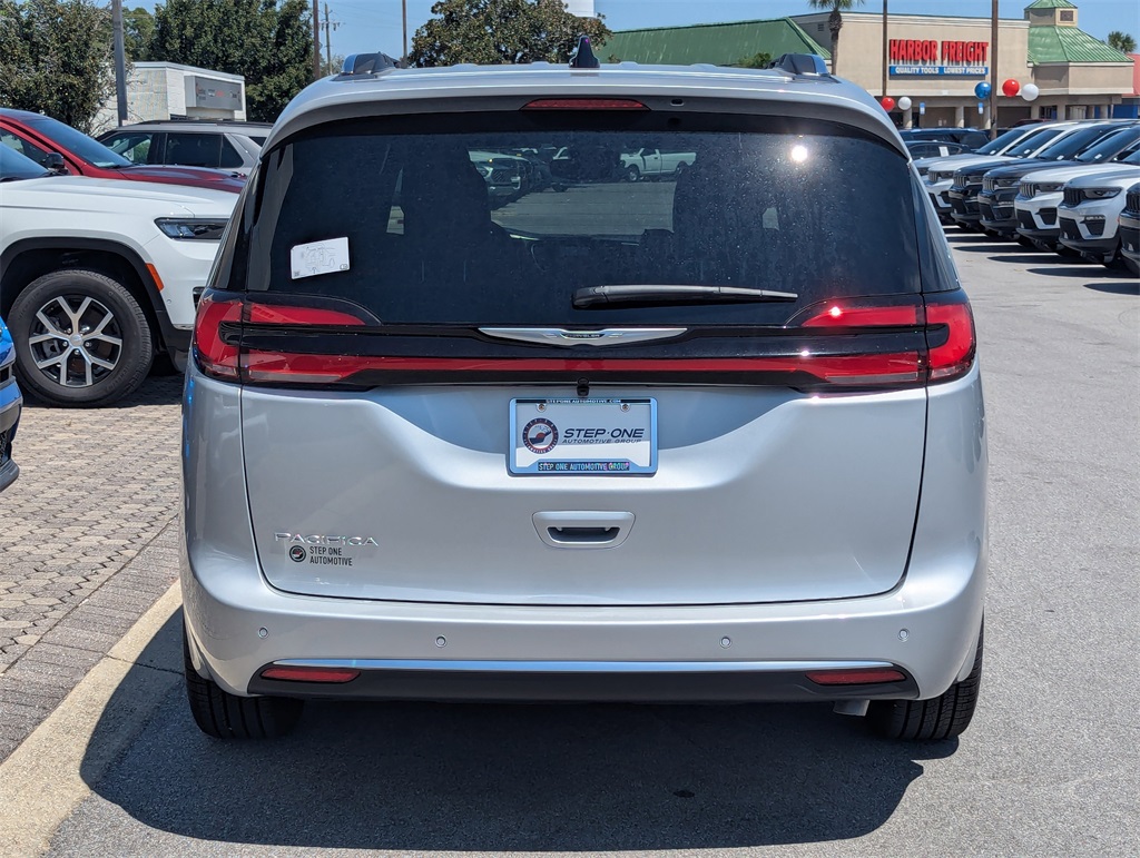 2026 Chrysler Pacifica Pinnacle photo 5