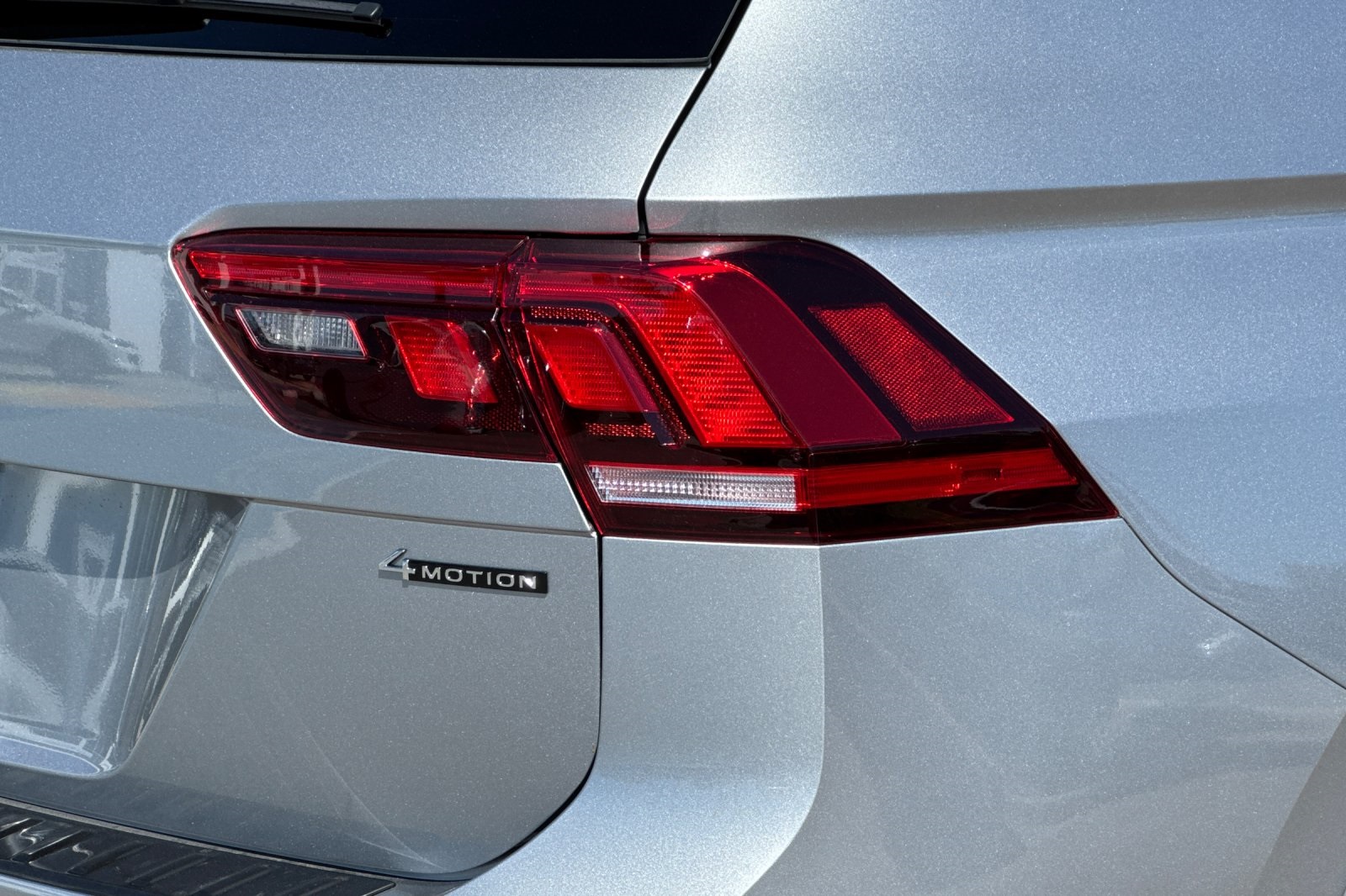 2024 Volkswagen Tiguan SE R-Line Black photo 25