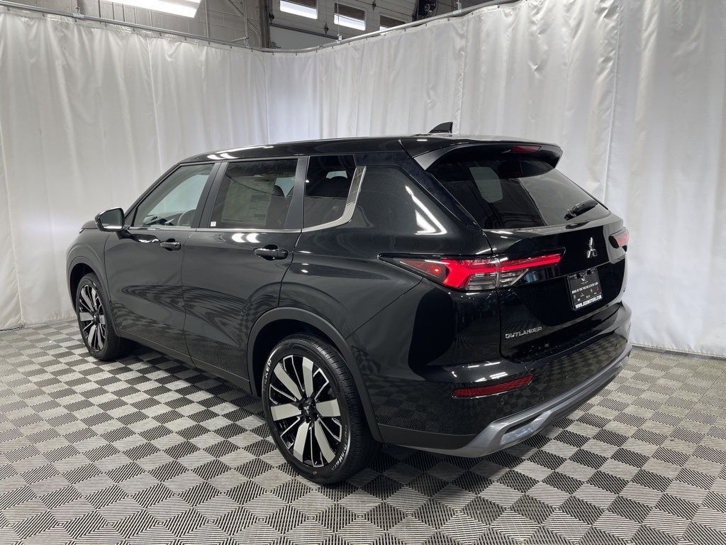 2025 Mitsubishi Outlander SE photo 3