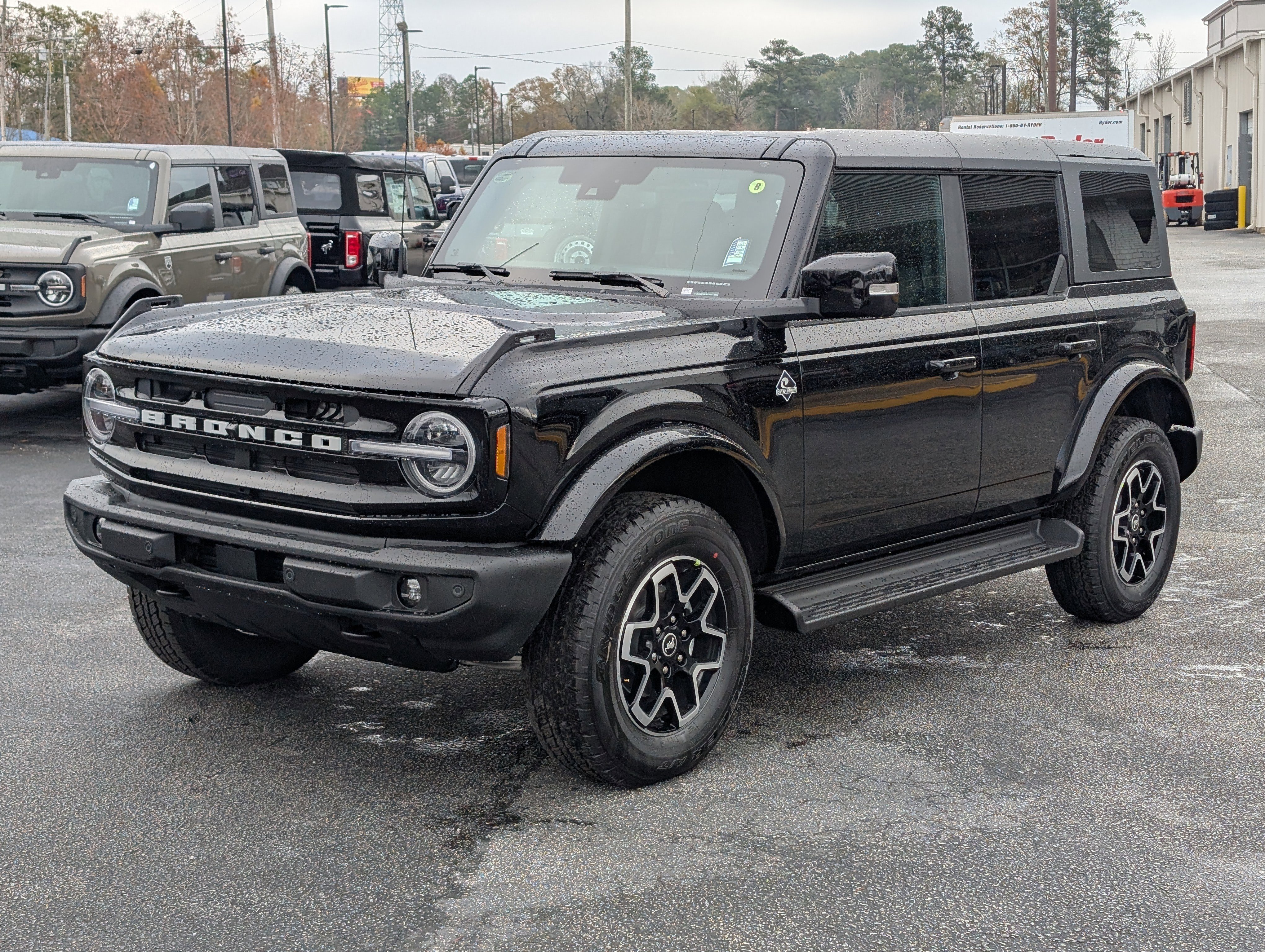 2025 Ford Bronco 4-Door Outer Banks's photo