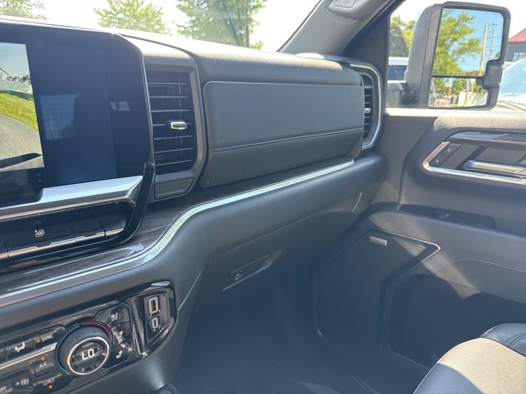 2025 Chevrolet Silverado 3500HD LTZ photo 38