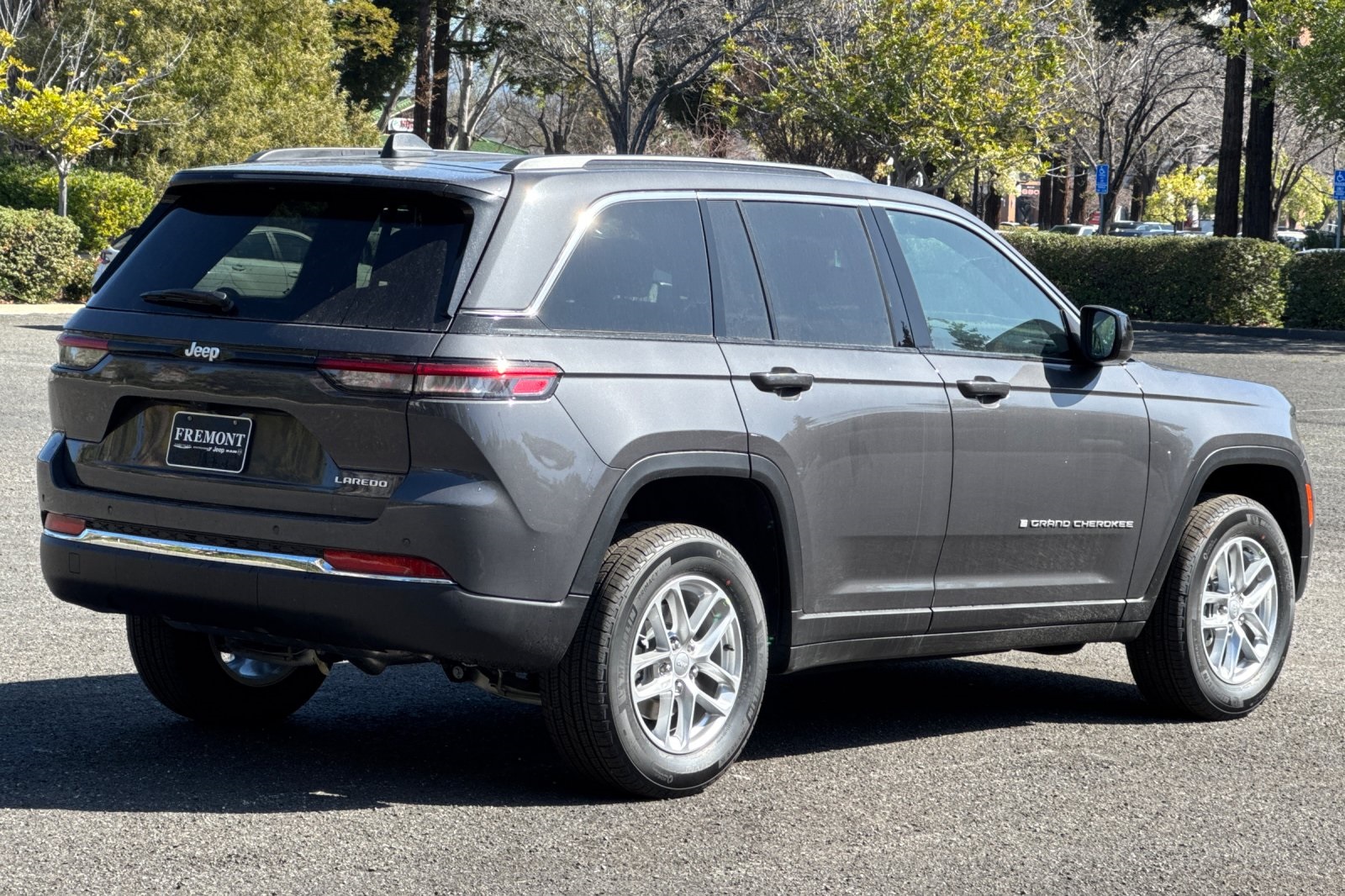 2025 Jeep Grand Cherokee Laredo X photo 3