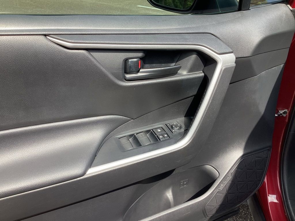 2020 Toyota RAV4 LE photo 12