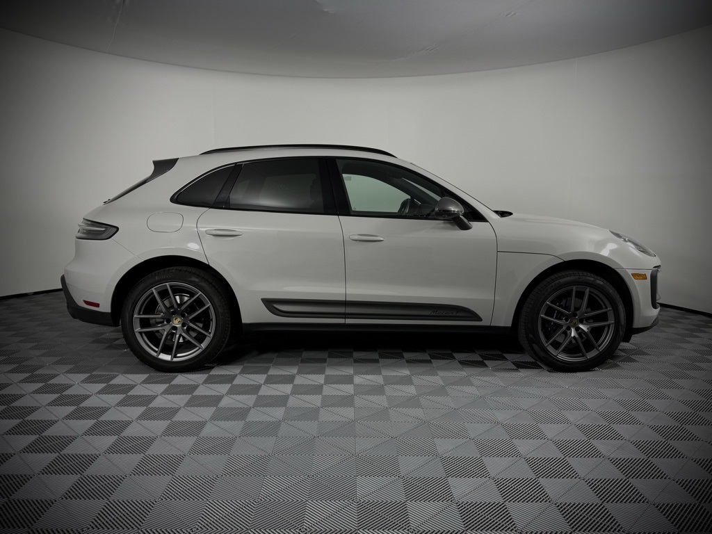 2025 Porsche Macan T photo 10