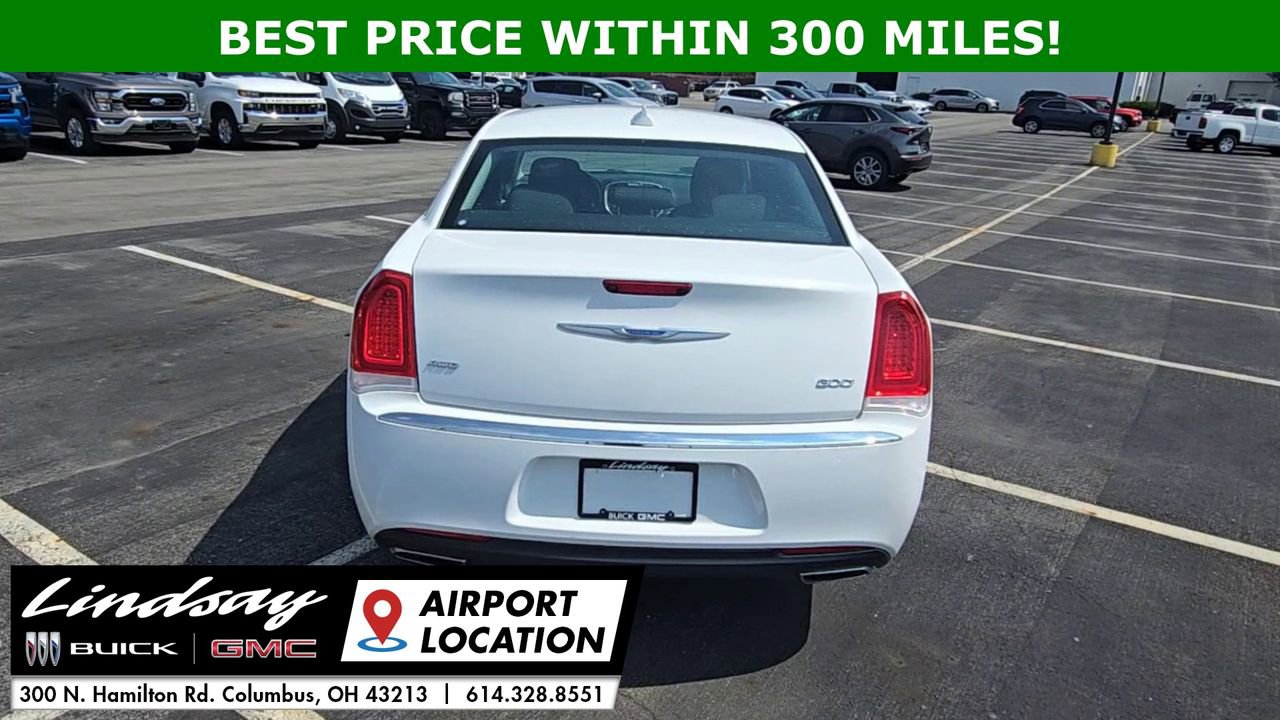2022 Chrysler 300 Touring photo 6
