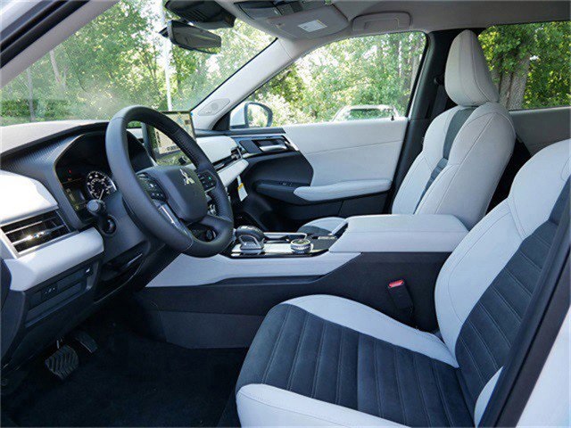2025 Mitsubishi Outlander SE photo 4