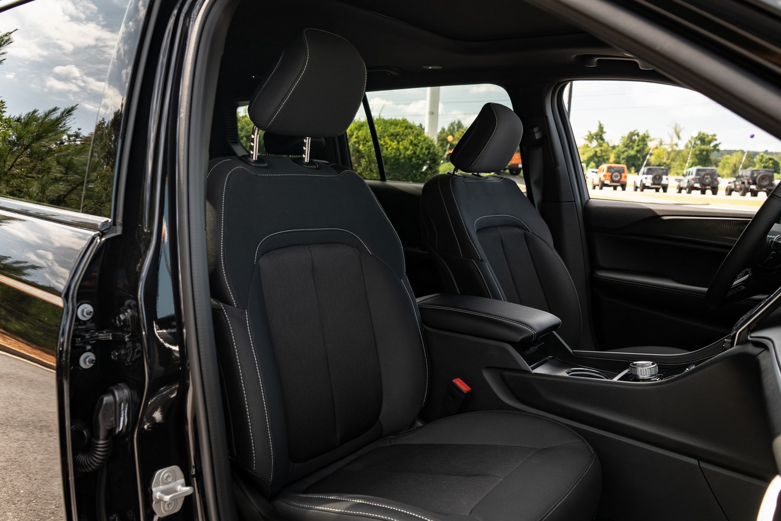 2025 Jeep Grand Cherokee Laredo Altitude photo 22