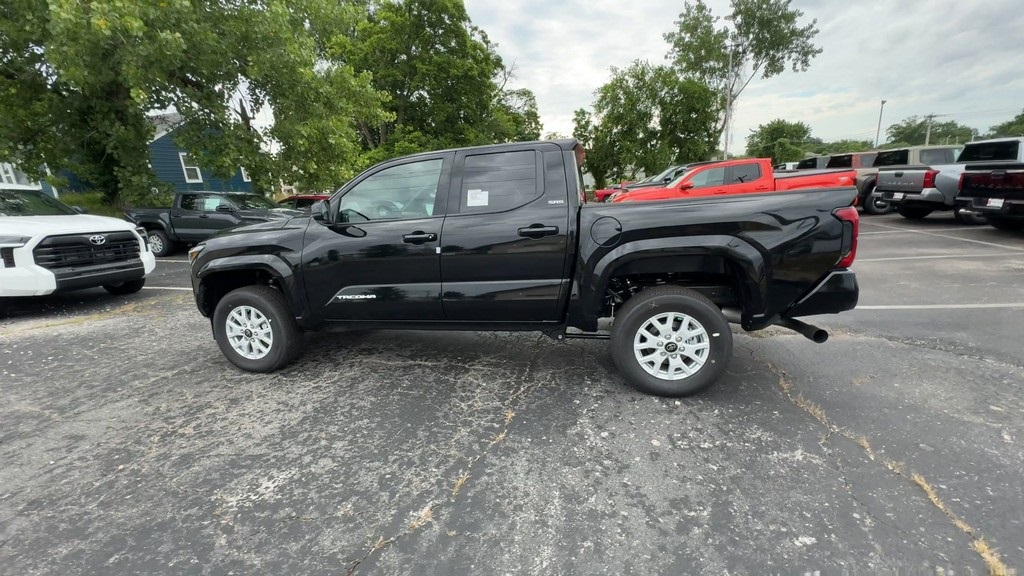 2025 Toyota Tacoma SR5 4x4 Double Cab photo 5