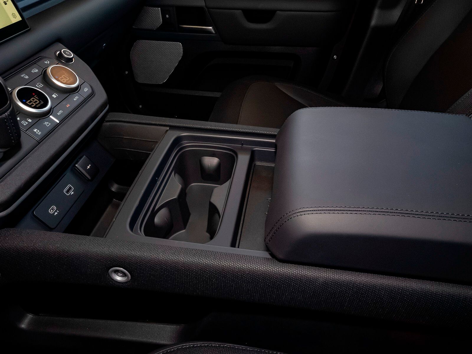 2024 Land Rover Defender 130 X-Dynamic SE photo 29