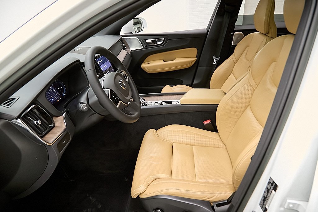 2023 VOLVO XC60 - Image 22