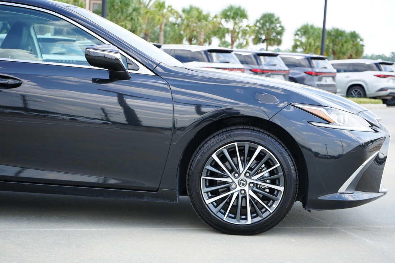 2025 Lexus ES 350 photo 9