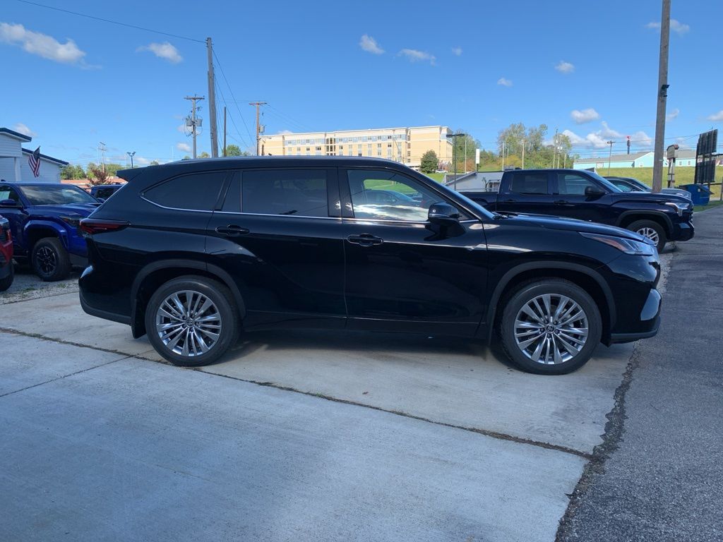 2025 Toyota Highlander Platinum photo 2