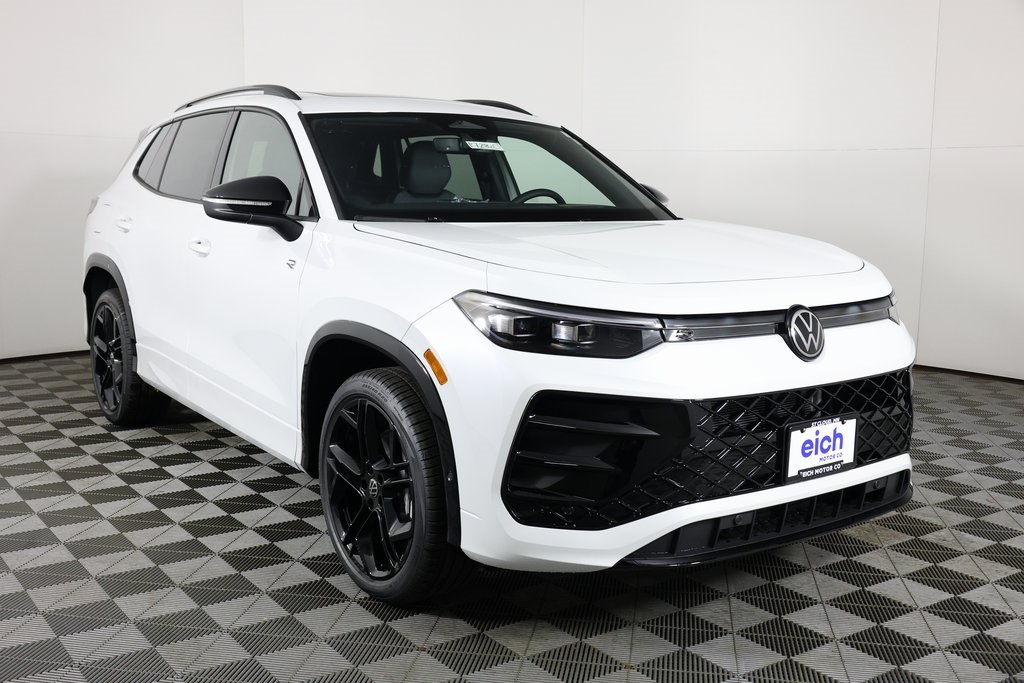 2025 Volkswagen Tiguan SE R-LINE BLACK's photo