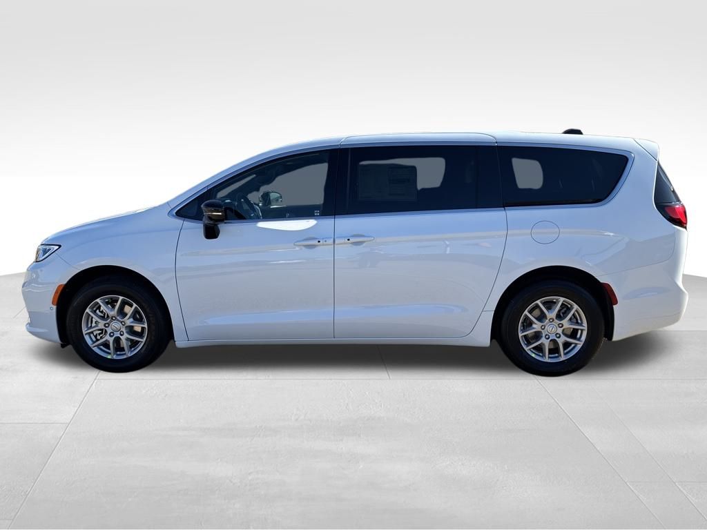 2026 Chrysler Pacifica photo 2