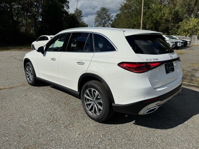 2026 Mercedes Benz GLC 300 4MATIC photo 3