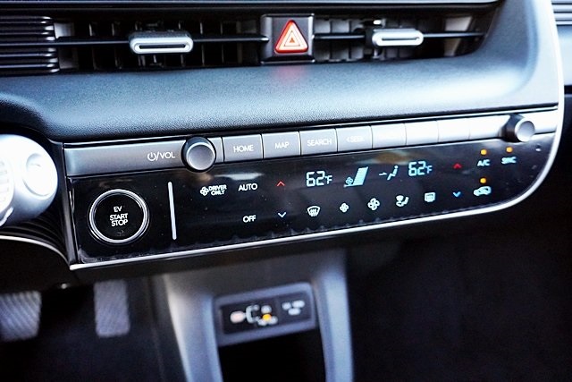 Used 2025 White Hyundai SEL image 27