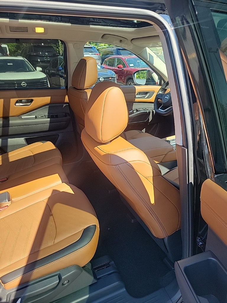 2025 Nissan Pathfinder Platinum photo 28