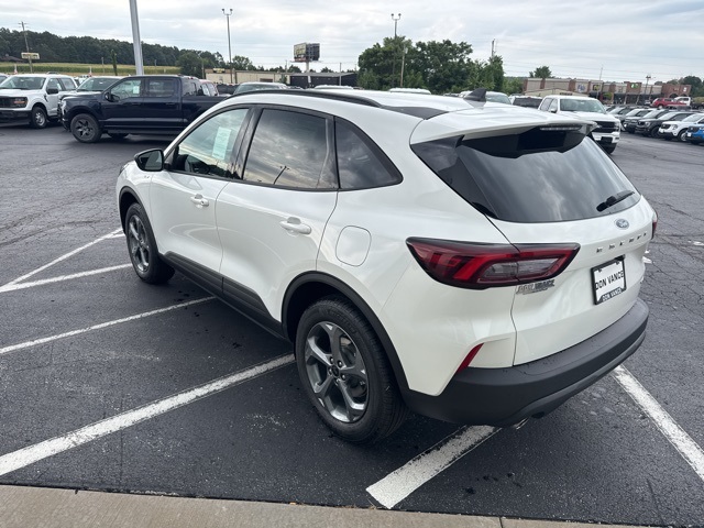 2025 Ford Escape ST-Line photo 4